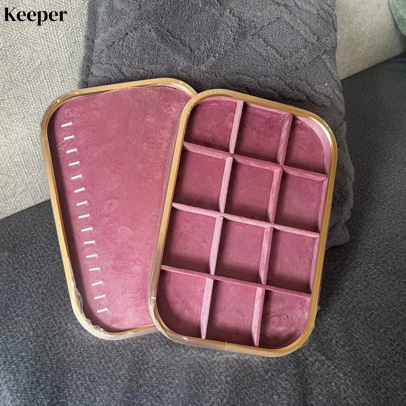 

Розовый бархатный лоток для украшений — органайзер с металлическим ободком для ожерелий, колец, подвесок, браслетов, для бутиков и выставок