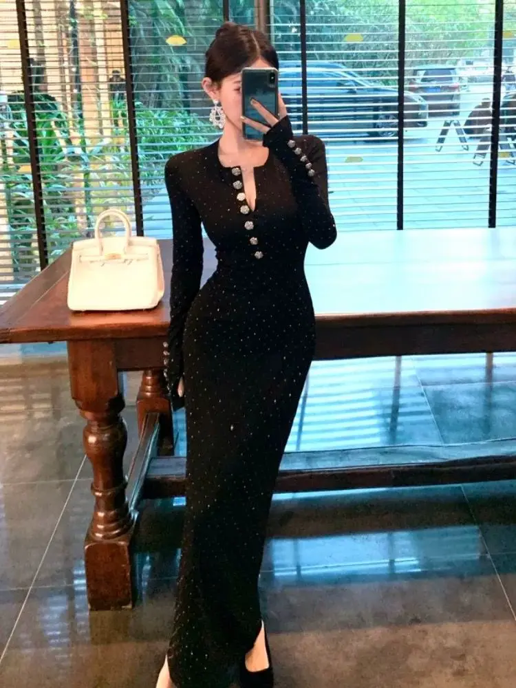 

New Fashion Shining Diamond Rose Button Black Long Dress 2025 Spring Long Sleeve V-neck Stretch Slim Temperament Dress Women