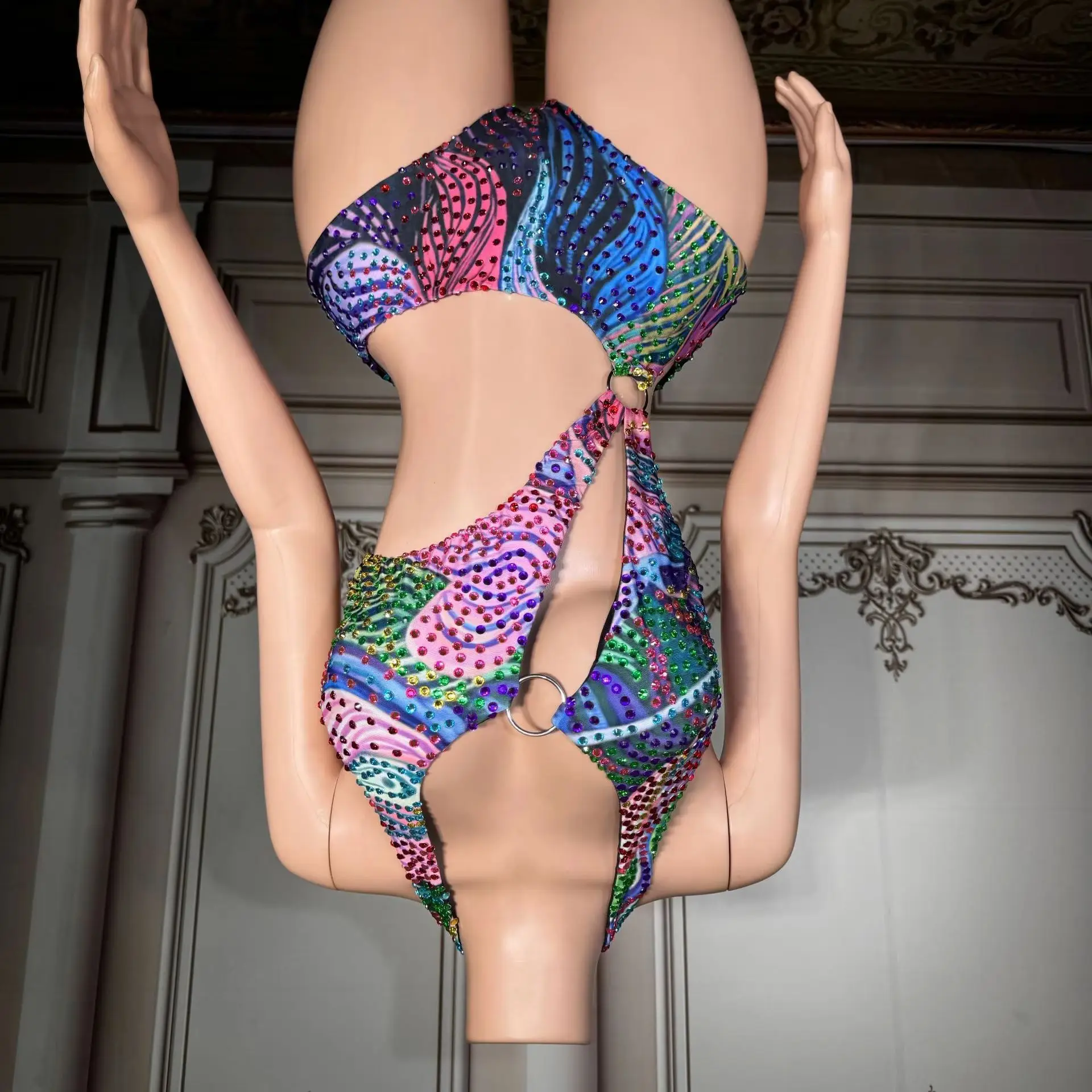 

Европейский ретро-купальник с принтом и стразами, с вырезами, на бретелях, сексуальный, с открытой спиной, для пляжного отдыха, для стильных девушек.