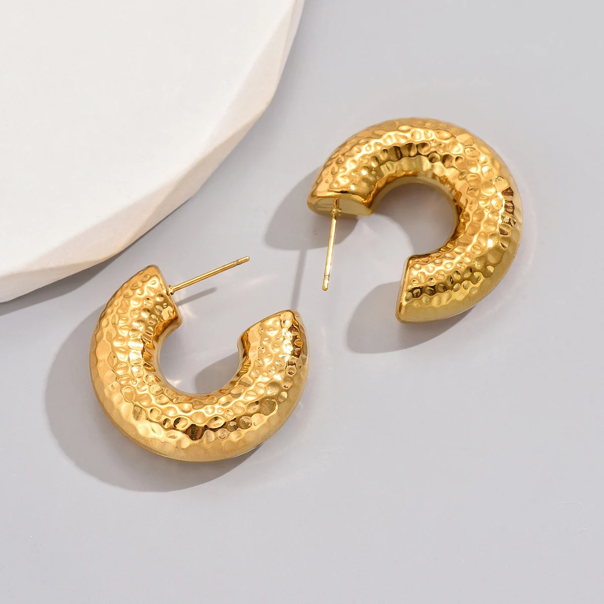 E112 retro style cross-border fashion Hollow Women's pattern Hollow large C earrings, stainless steel plated with 18K gold jewel