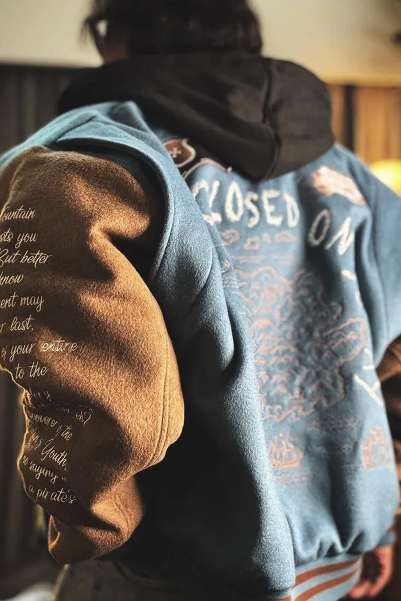 トレンディな刺繍入りベースボールジャケット アメリカンハイストリートファッション Y2Kジャケット ユニセックス ルーズ レトロ カジュアル ヒップホップジャケット メンズ