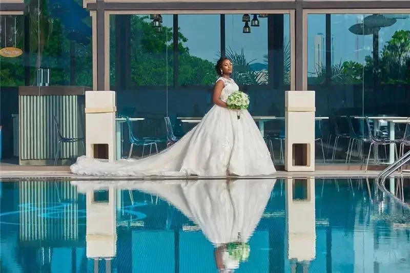 Suknia ślubna balowa z afrykańskimi rękawkami, luksusowa, szyta na miarę, zdobiona kryształami, perłami, plus size, w stylu saudyjskim i dubajskim.