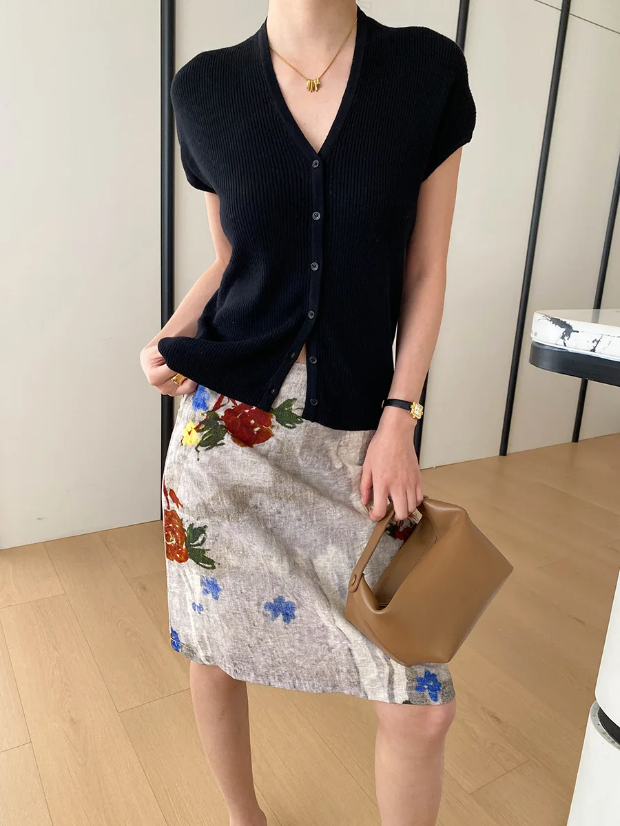 Sommerlicher Damen-Cardigan in unifarbenem, französischem Stil, V-Ausschnitt, figurbetonend, mit Taschen an den Schultern und gestrickten Ärmeln. – Detail 14