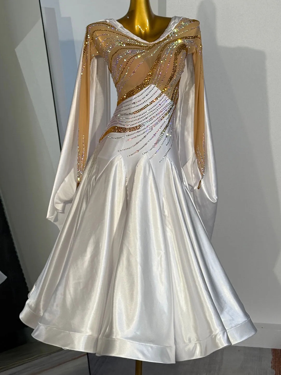Op maat gemaakte moderne ballroomwedstrijdjurk op maat gemaakt voor podiumlijfje met strass steentjes en mesh rok