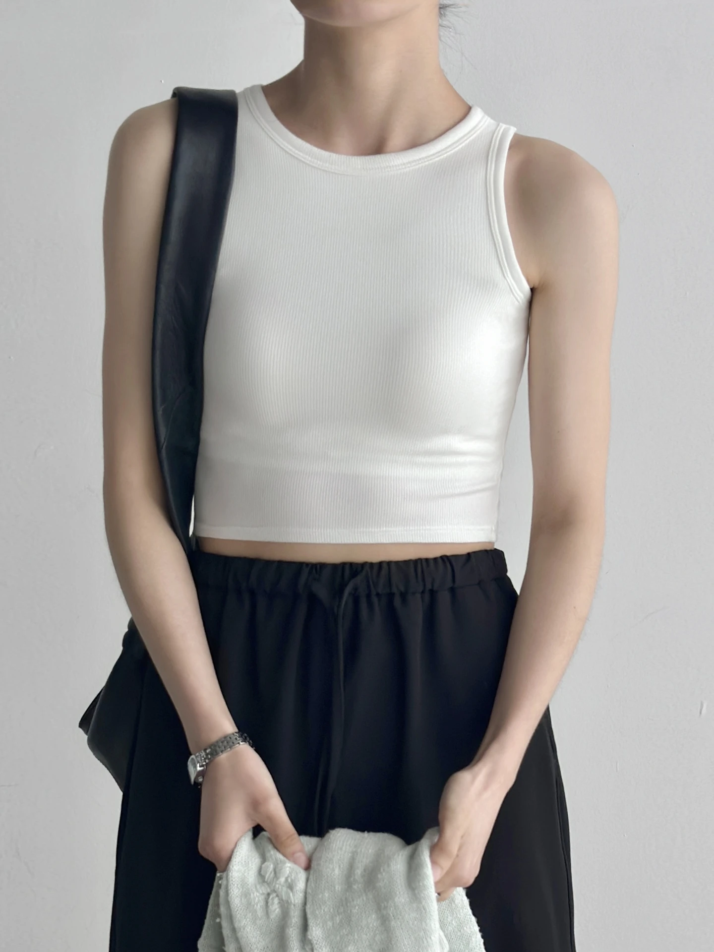 

Женский спортивный жилет без рукавов с круглым вырезом, с подкладкой на груди, для ношения как внутренний, так и внешний слой, с широкими бретелями, влагоотводящий.