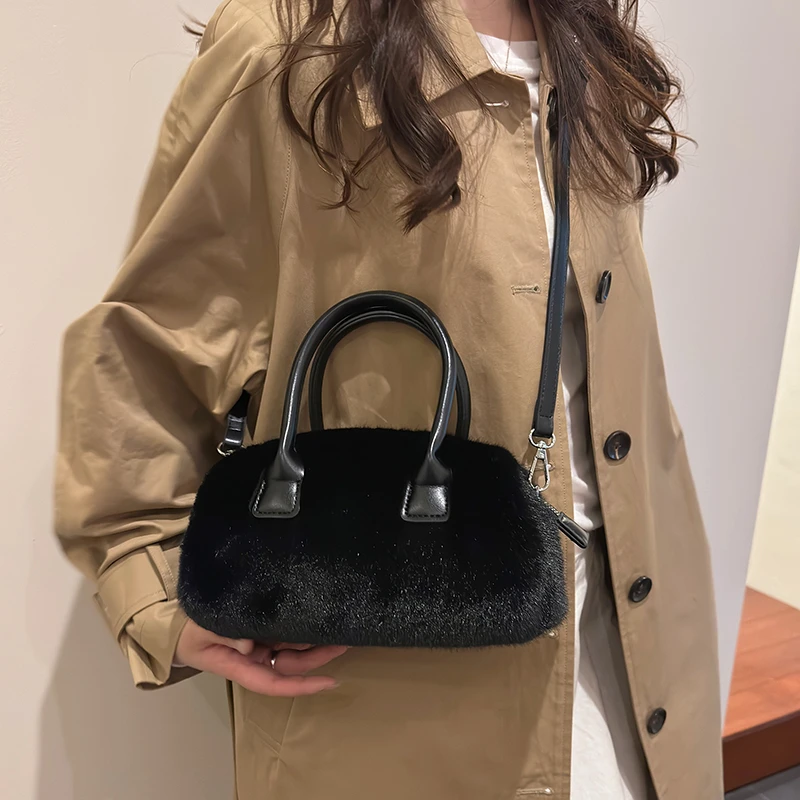 حقيبة كتف صغيرة مريحة منفوشة من الجانب الأيسر للنساء حقيبة حمل قطيفة لطيفة مع مقبض جلدي حقيبة يد شتوية ناعمة على شكل دمية دب