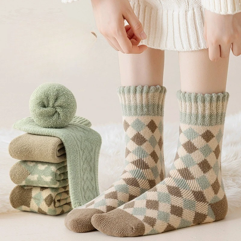 1/4 Paar Damen Wintermode Mid Tube Socken Plüsch Isolierung Bodensocken modische bequeme Cartoon Damensocken