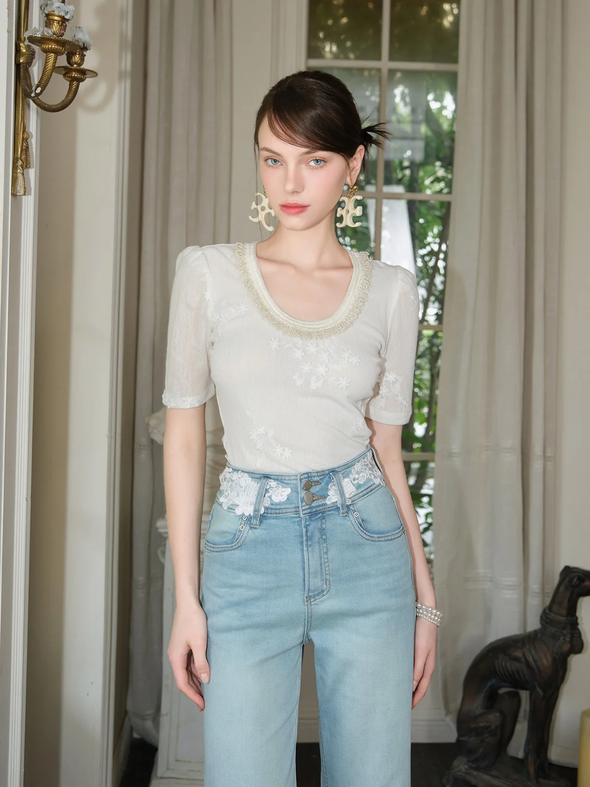 

Элегантная вязаная футболка с вышивкой, коротким рукавом, приталенным силуэтом, объемными плечами и U-образным вырезом, весенняя модная женская модель премиум-качества
