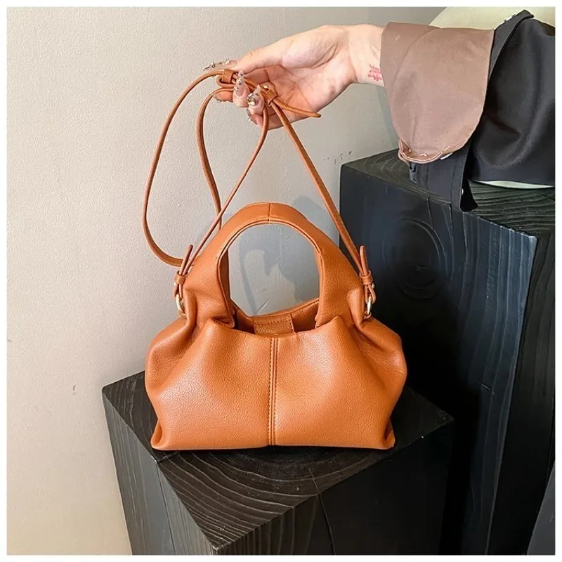 Mini-Halbmond-Umhängetasche, kompakt & stilvoll mit Wildleder-Finish und Bärenmotiv, kleine Kapazität für alltägliche Freizeitaktivitäten & Arbeit – Detail 15