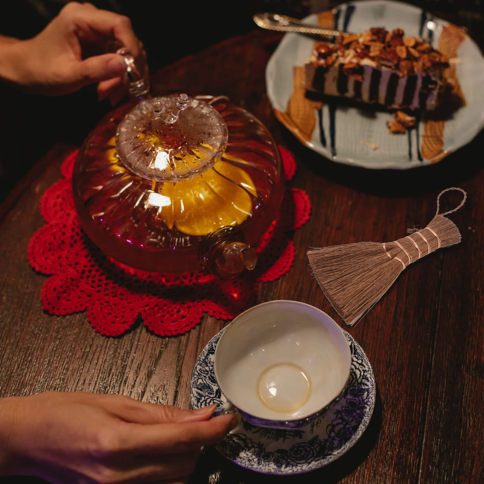 

1Pcs Tea Ceremony Palm Broom Mini Natural Material Household Cleaning Tool Small Whisk Lightweight Hanging Rope