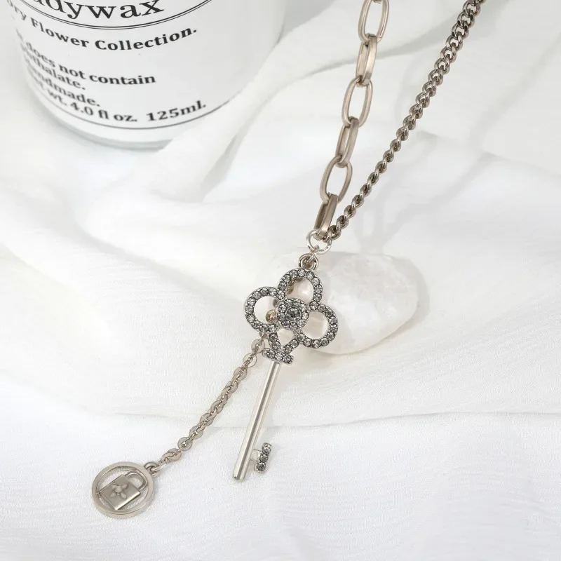 

This is a mid-length collarbone necklace, a fashionable and versatile women's sweater necklace