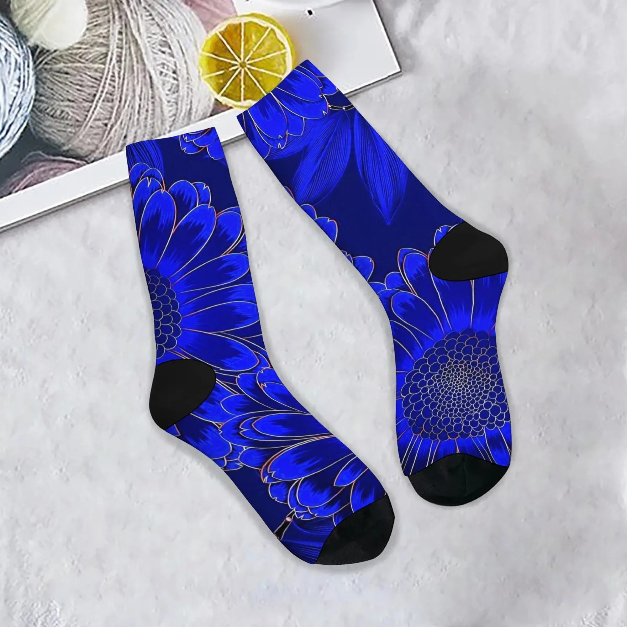 Lebendige Crew-Socken mit Blumenkunst. Auffällige Socken aus hochwertigem Stoff mit blauem Blumendruck für luxuriöse Geschenke und Mode-Statements