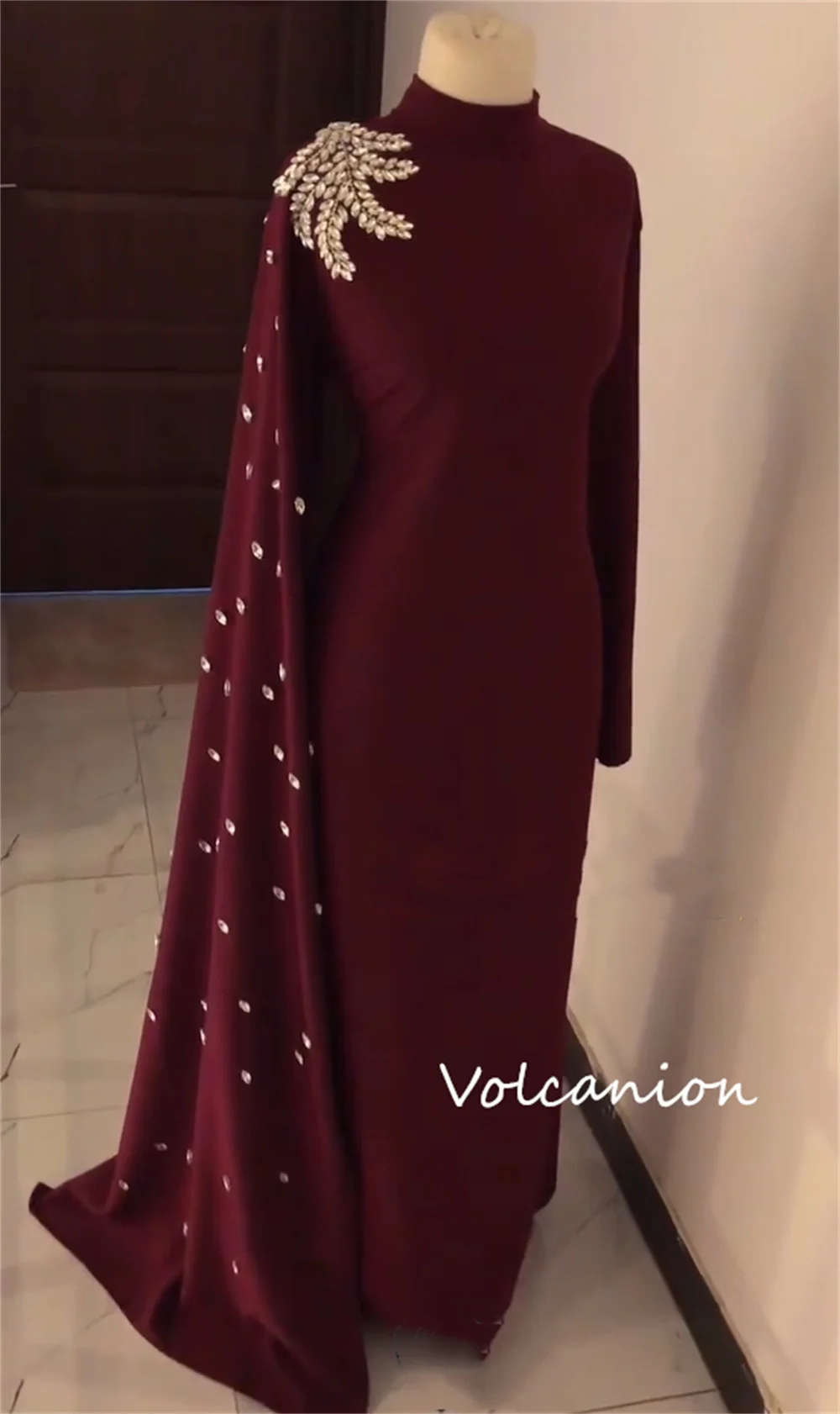 تخصيص رائعة جيرسي نمط اللؤلؤ مستقيم الياقة العالية فساتين طويلة مخصصة جودة المناسبات