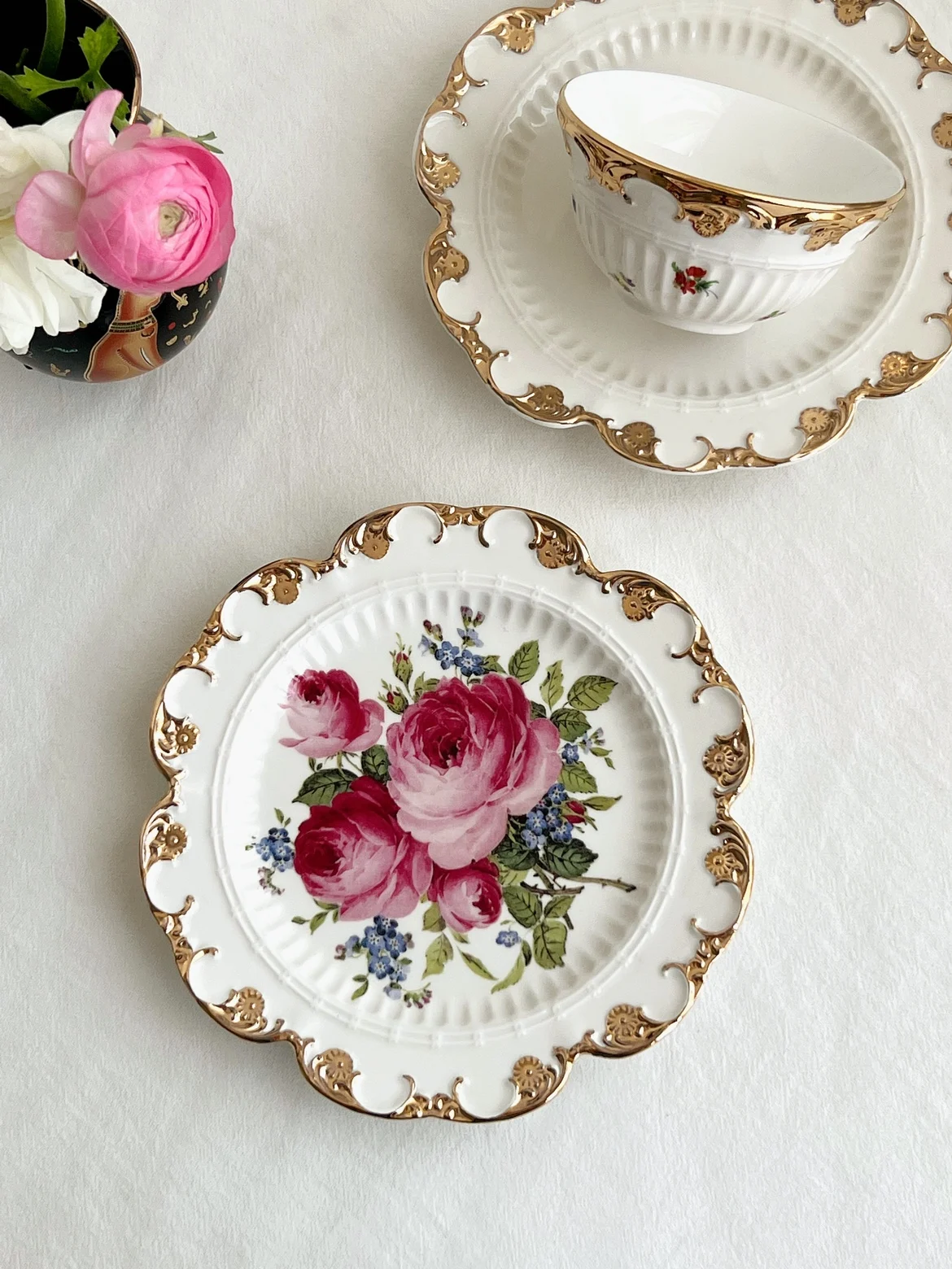 Gouteng Series Light Luxury Style White Gouteng Embossed Thick Gold Border Valuable Flower Plate