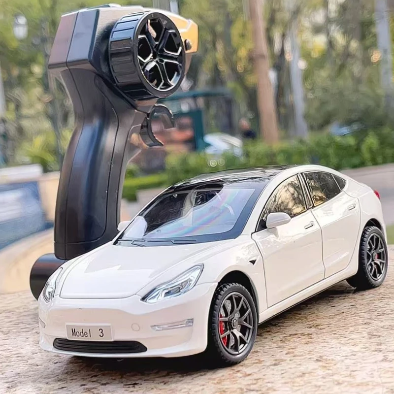 

Новогодний подарок-сюрприз: модель автомобиля Tesla Model 3 в масштабе 1:24, радиоуправляемая, со звуком и светом, из сплава, коллекционная игрушка-головоломка для мальчиков.