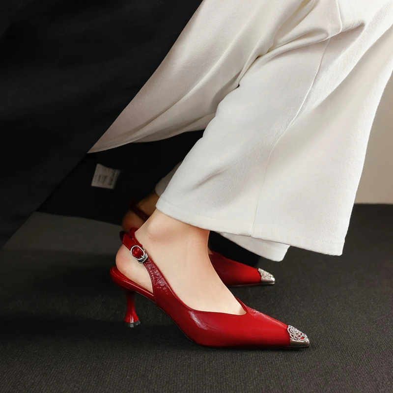 Nouvelles sandales d'été pour femmes en cuir véritable, chaussures à bout pointu et talon fin, sandales modernes à bride arrière