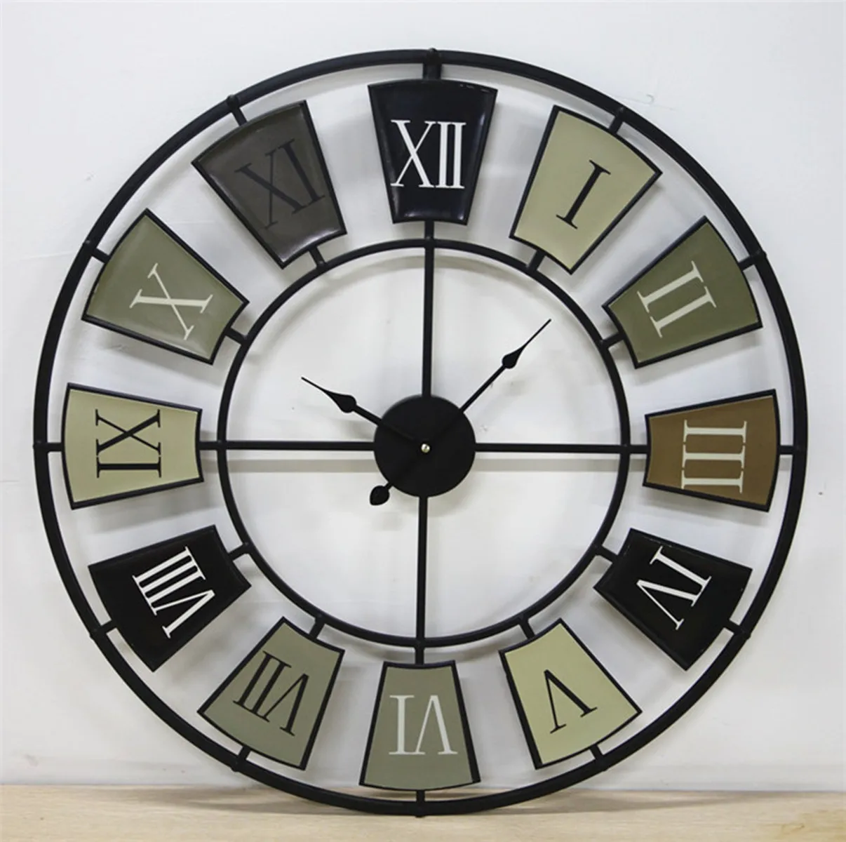 New Fashionable and Personalized European Style Antique Iron Sticker Craft with Rivet Decoration Round Wall Clock