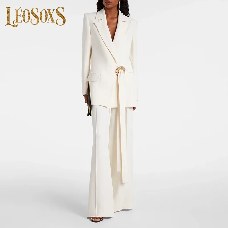 

Женский белый блейзер LEOSOXS с поясом с каменными пряжками и широкими брюками для офиса, вечеринок и стильных мероприятий 2025