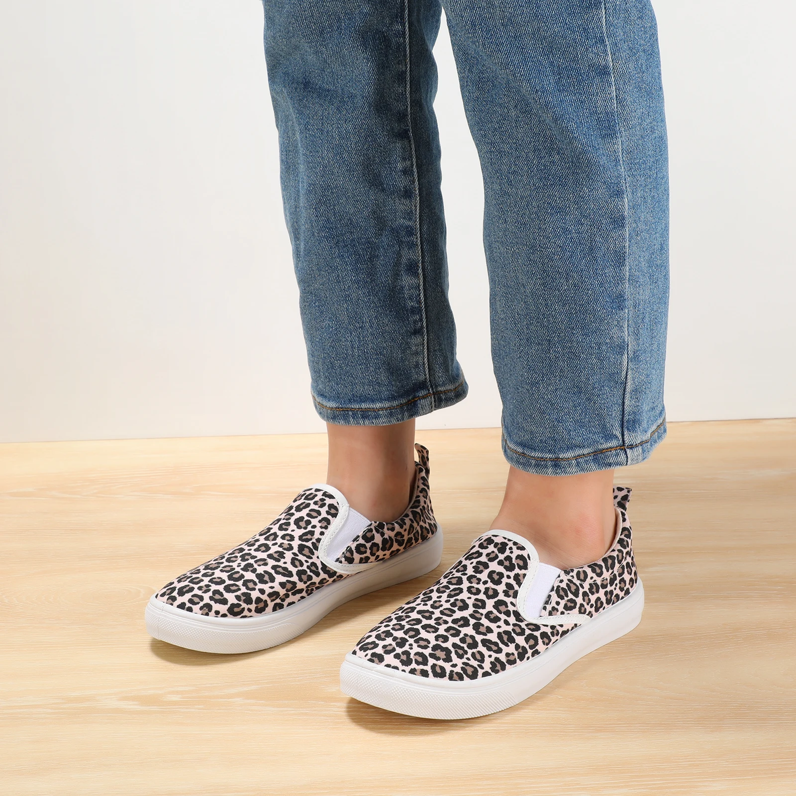 Women\'s Leopard Print Canvas Shoes: Low Top Lace Up Round Toe Casual Footwear for Lightweight Comfort