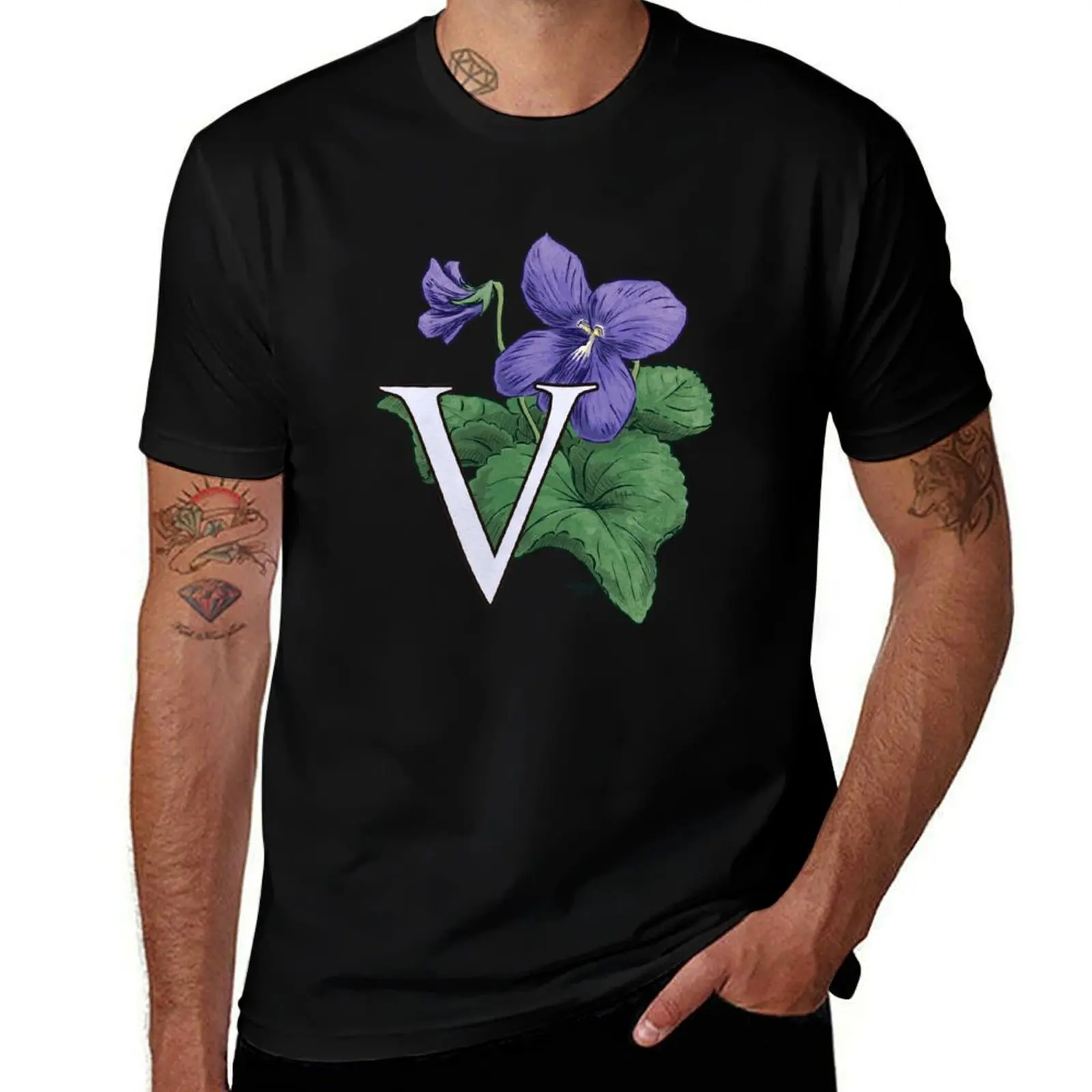 Camiseta deportiva ligera de manga corta con estampado de la letra V en color violeta