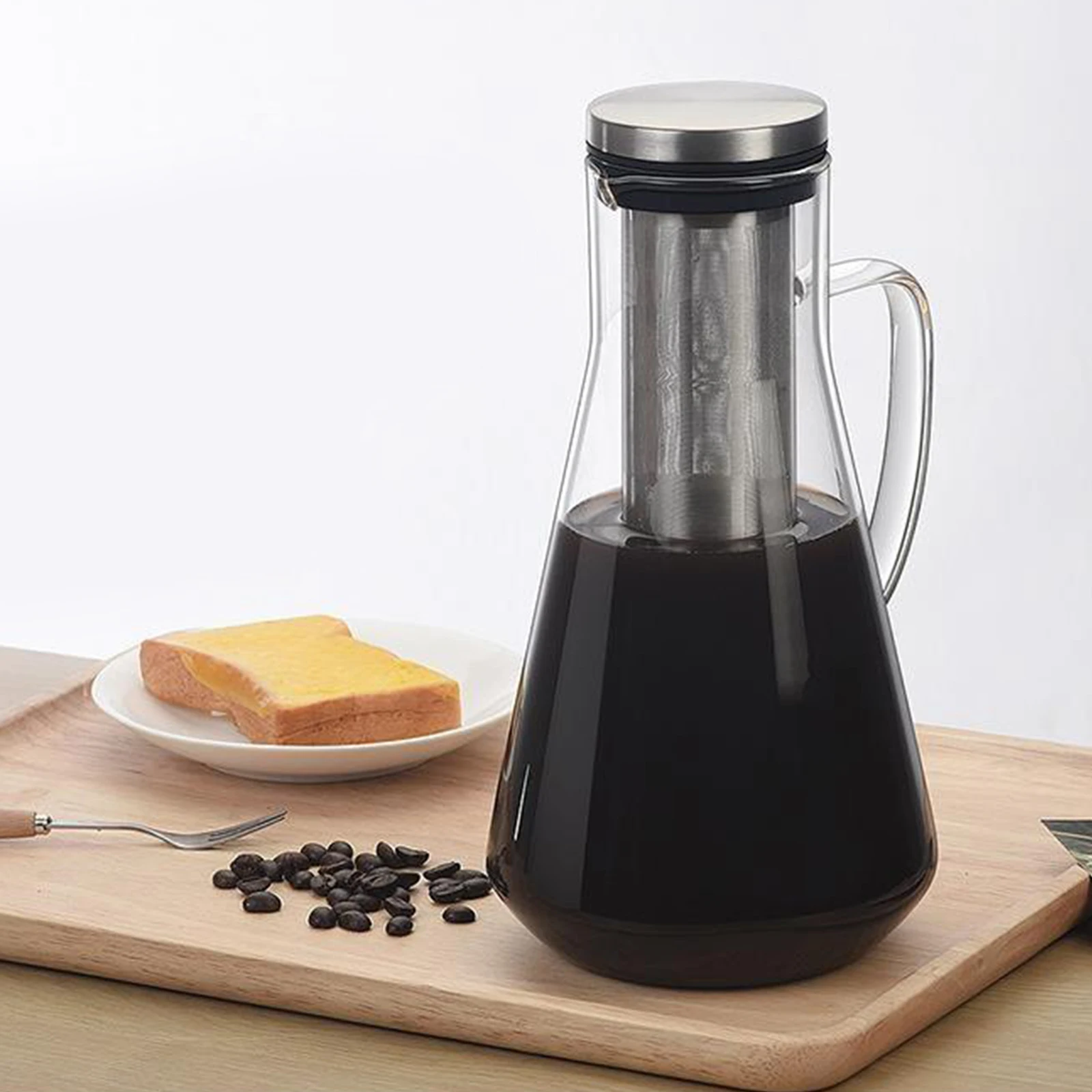 

Кофеварка холодного приготовления и заварщик чая емкостью 1,6 л. Безопасный дизайн с носиком большой емкости.