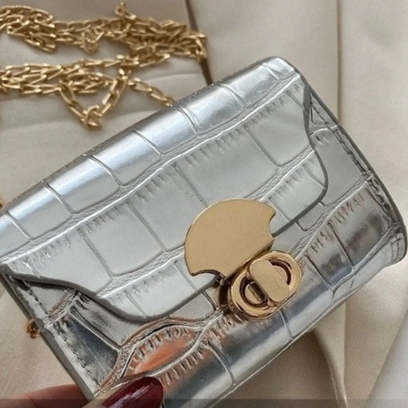 حقيبة كتف صغيرة عصرية للنساء بسلسلة مربعة صغيرة حقيبة ساعي البريد كاجوال عبر الجسم وأحمر الشفاه ومحفظة للعملات المعدنية حقيبة كورية للتنقل اليومي