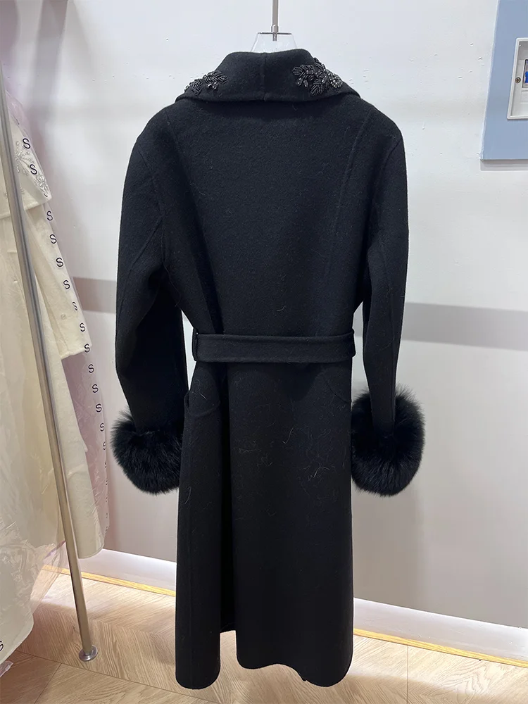 سترة شتوية جديدة لعام 2025 للنساء أصفاد من فرو الثعلب الحقيقي الطبيعي معطف سميك دافئ من الصوف بحزام قابل للفصل سترات طويلة ملابس الشارع الشهير