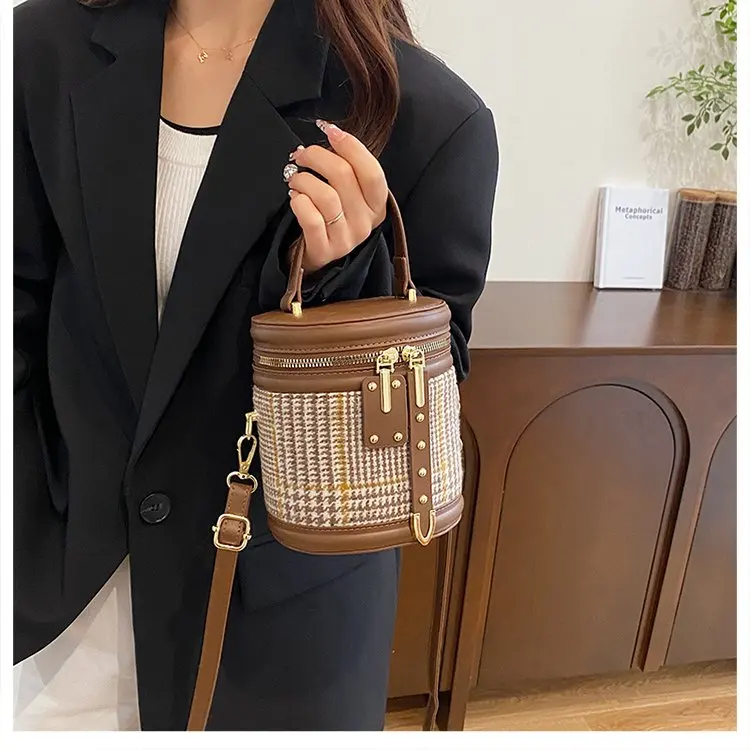 

Новинка 2024 года, модная простая нишевая универсальная сумка-мешок 2519, легкая роскошная модная универсальная сумка-мессенджер High Sense