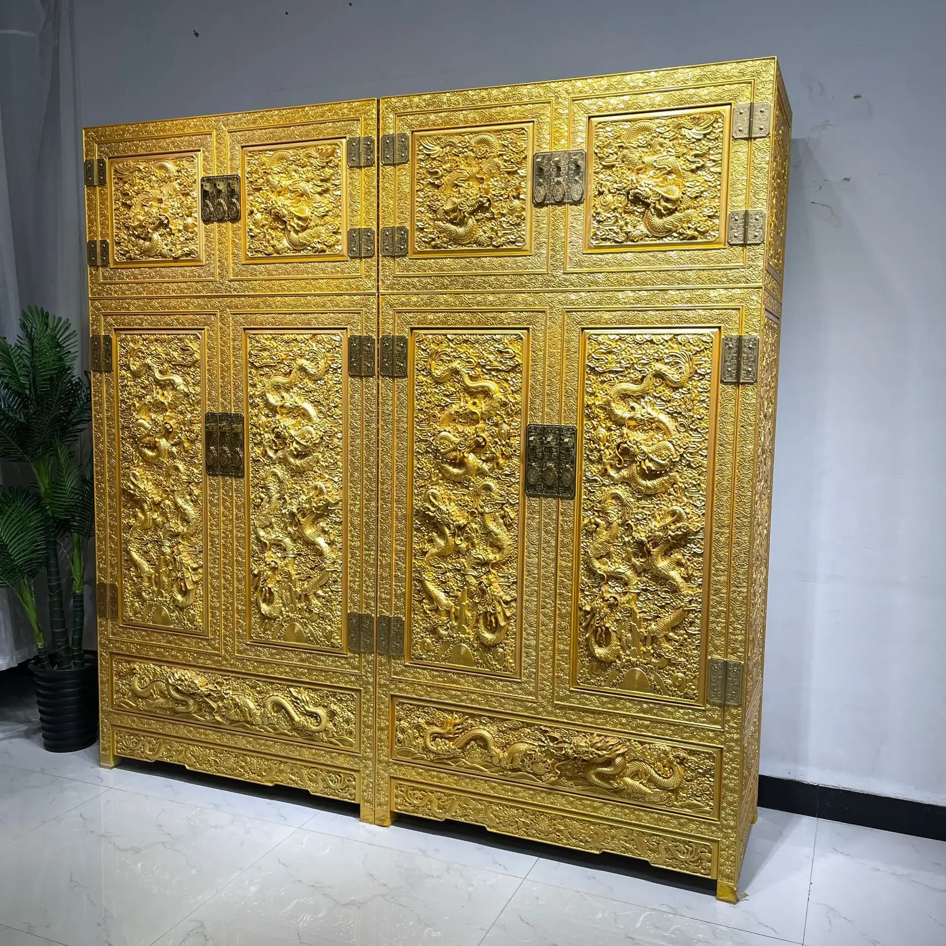 Złota szafa z litego drewna nanmu, małych liści, z drewna zhennan, do przechowywania, w stylu antycznym.