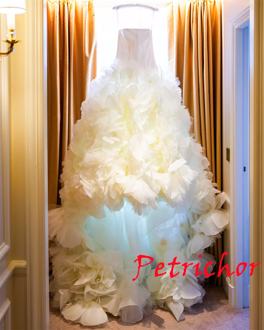 تخصيص جودة عالية الأبيض تول فستان الزفاف مزاجه حمالة الزهور أثواب الزفاف قطار مصلى فستان مفتوح الظهر