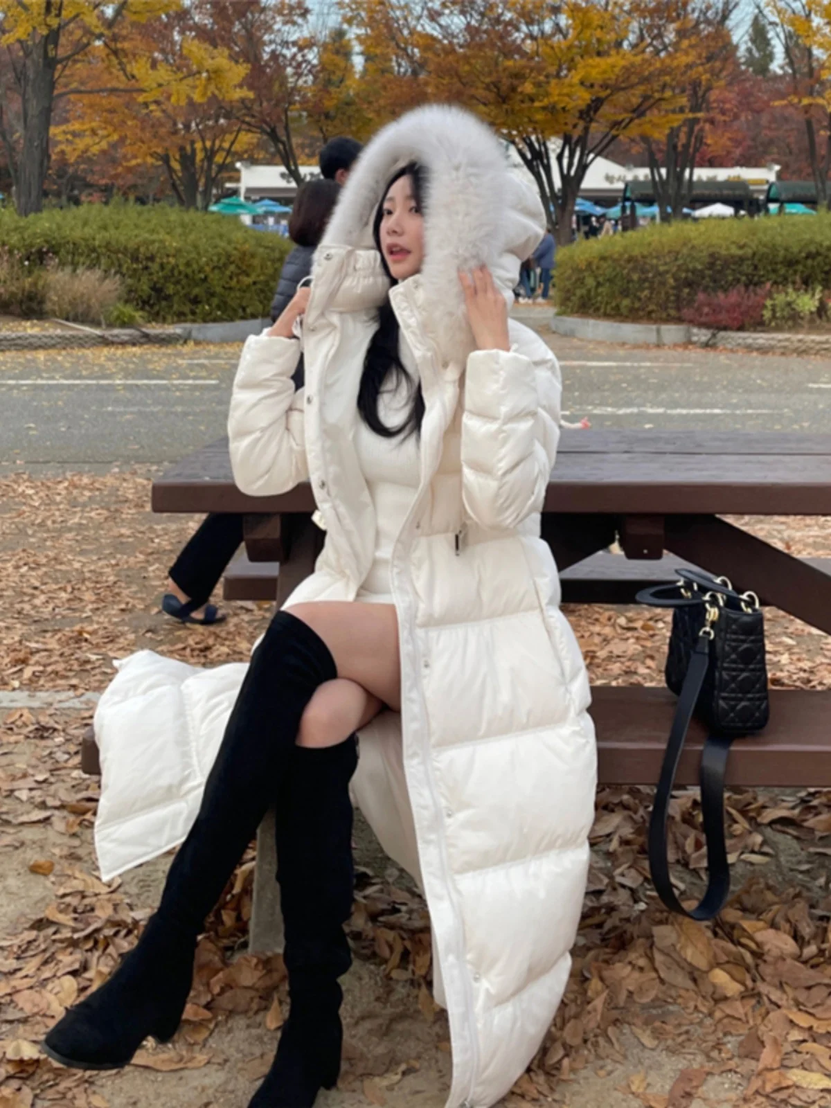 Jaet Long en duvet pour femmes, nouvelle collection hiver 2023, coupe cintrée, cintré à la taille, beau col en fourrure, duvet blanc 90