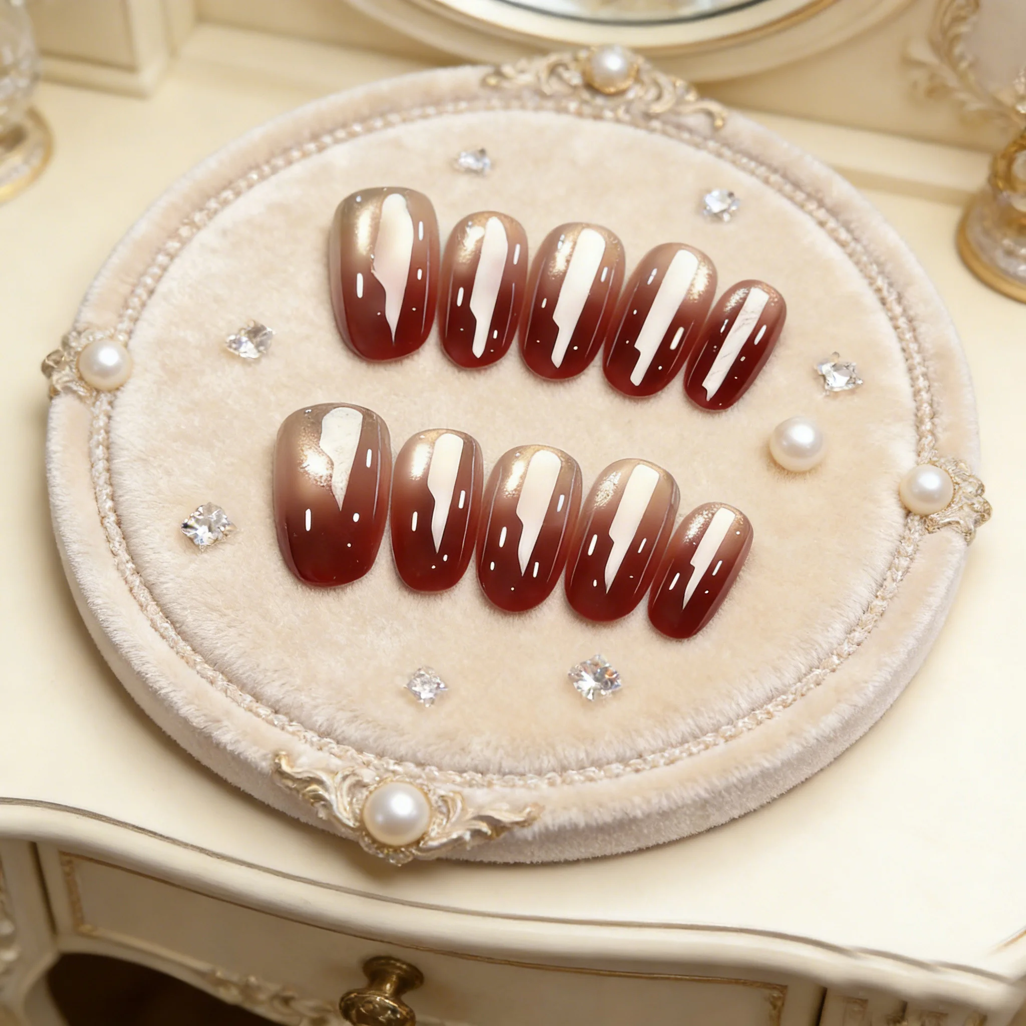 

10 шт. Красные накладные ногти ручной работы с эффектом кошачьего глаза и стеклянными бусинами, короткие овальные, с полным покрытием, для женщин и девушек