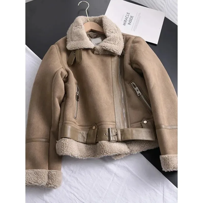 

Женская зимняя утепленная короткая куртка-косуха из искусственной замши с подкладкой из овечьей шерсти, коричневая, из искусственного меха