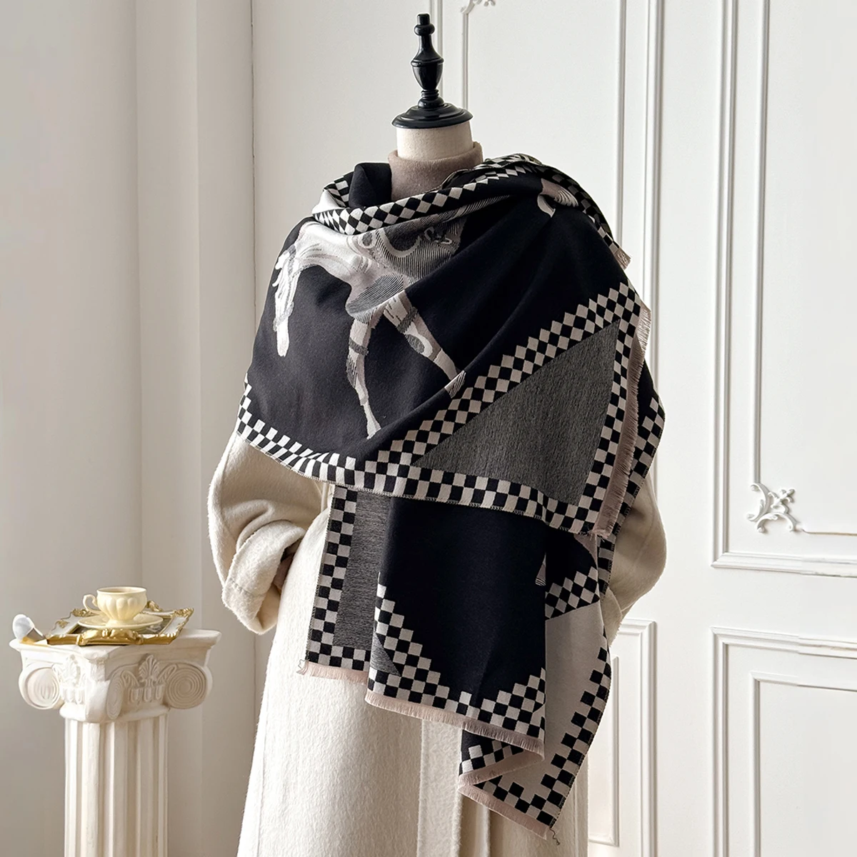 Luxuriöser dicker Kunstkaschmir-Schal für Damen – warmer Winter-Schal mit Vintage-Karomuster und Warhorse-Aufdruck, weicher Schal für Reisen und Alltag – Detail 2