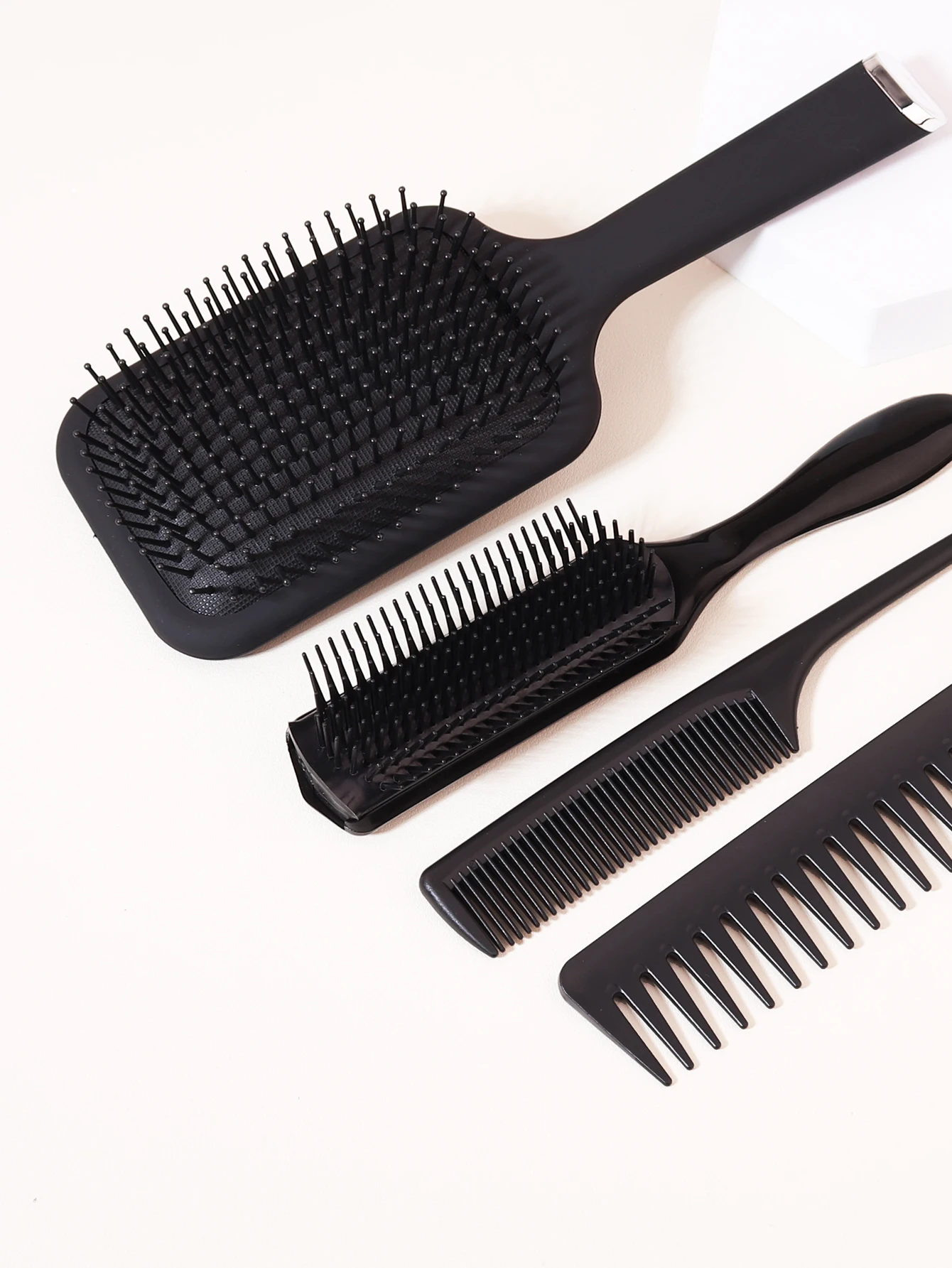 مجموعة مشط شعر لتدليك فروة الرأس مكونة من 4 قطع مضادة للكهرباء الساكنة، مشط شعر سميك وواسع وناعم ومسنن خاص للشعر المستعار الحقيقي