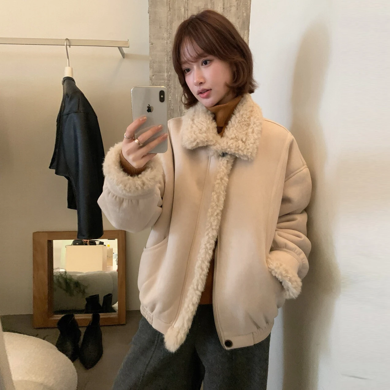 

Женская теплая куртка с воротником из овечьего меха, корейская повседневная универсальная свободная посадка из натуральной кожи и меховой застежкой-молнией...