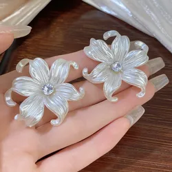 Fashion Acrylic White Flower Earrings for Women Rhinestones Blooming Petals Lily Stud Earrings Wedding Party Elegant Jewelry