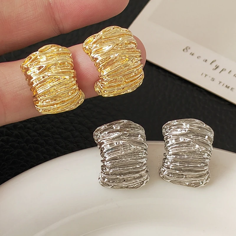 Brincos de metal simples em forma de c para mulheres, superfície dobrável geométrica irregular, pequeno arco curvado, joias vintage