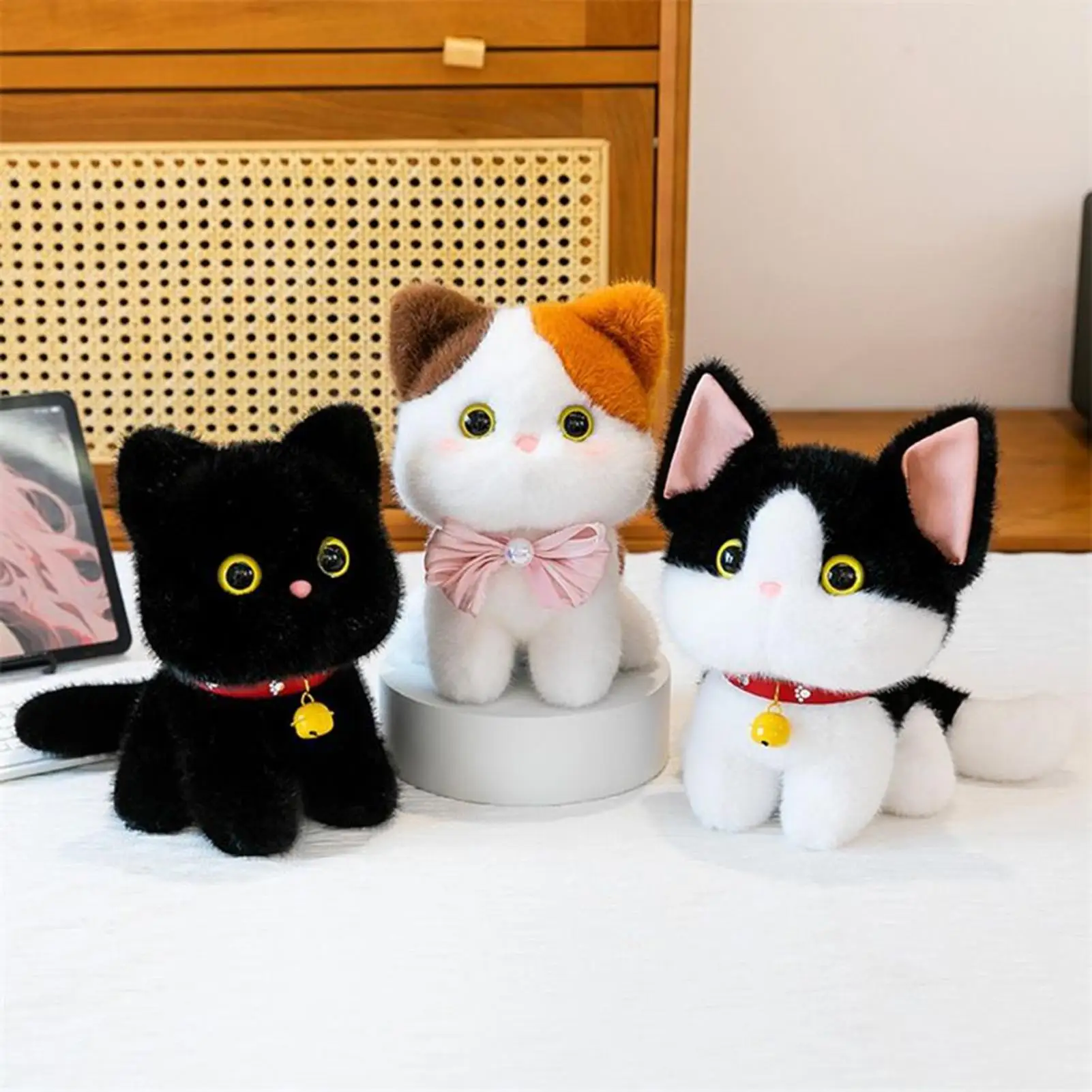 Chat animaux en peluche Adorable chaton de dessin animé doux avec cloche conception chats en peluche pour enfants filles garçons adulte amoureux des animaux de compagnie noël