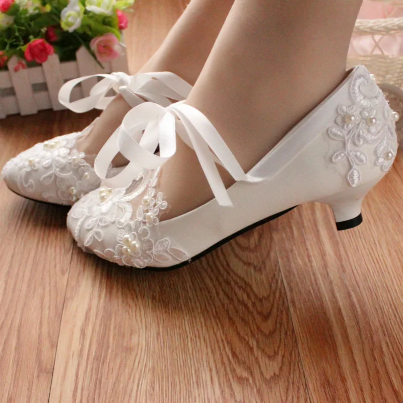 Fashion White Wedding Shoes Kitten High Heels Women Pump Heels Patent Leather Lace Appliques Beaded Bridal Shoes