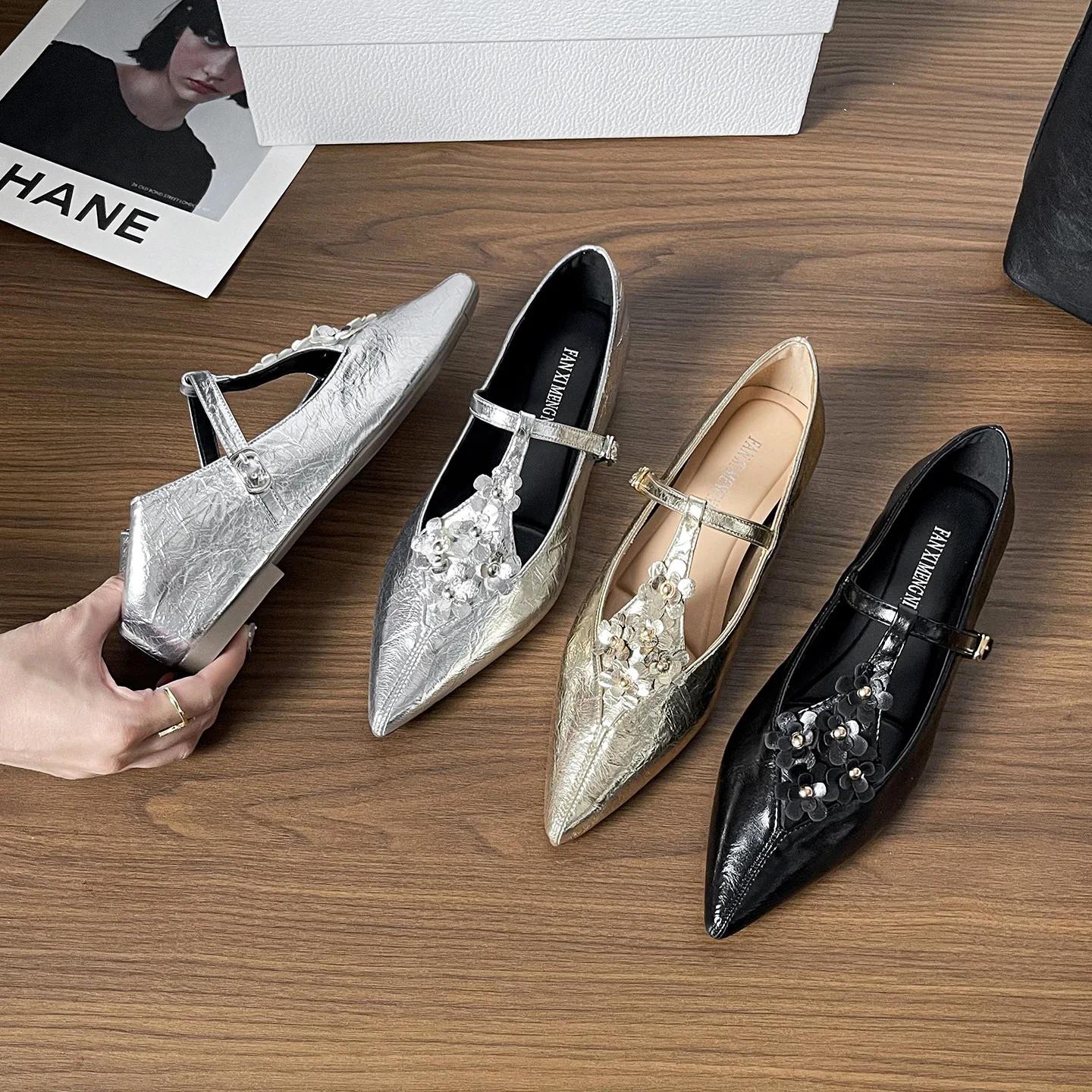 Zapatos de tacón bajo de cuero suave dorado elegante para mujer, zapatos de vestir con diseño de hebilla y correa en T con flores, zapatos planos de diseñador para mujer