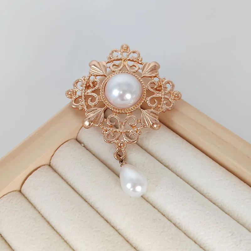 Retro court style, gorgeous hollow pattern, pearl brooch, electroplated anti glare brooch, jacket, chest flower accessory