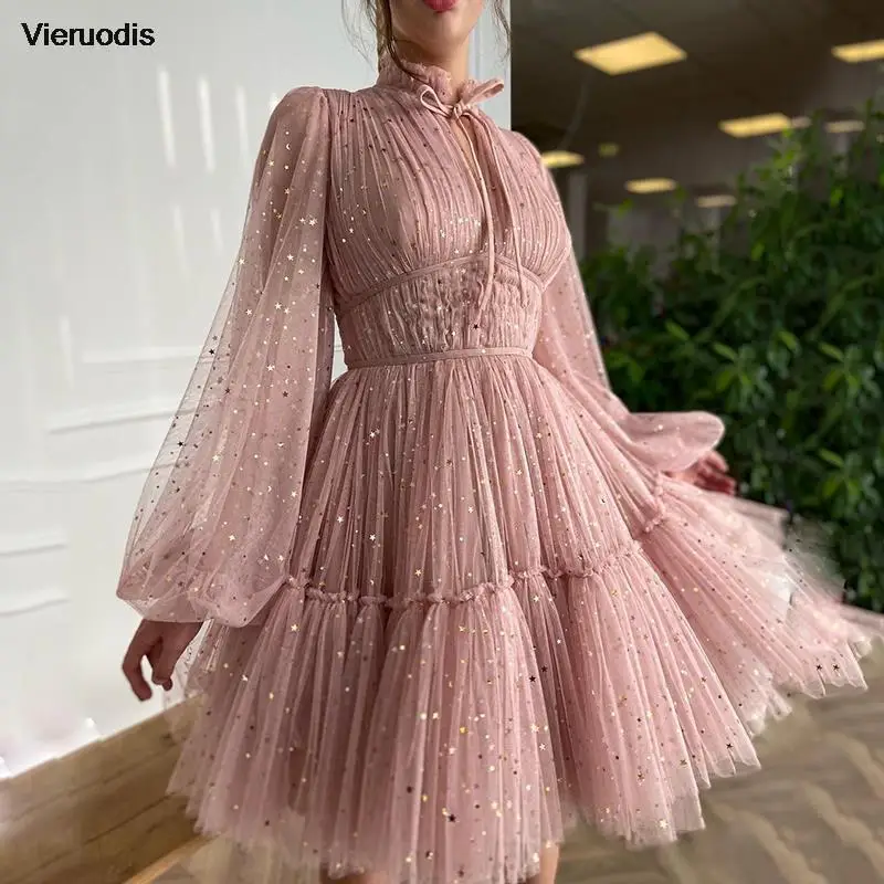 فستان حفلة موسيقية قصير وردي عالي الرقبة مطوي متدرج ثوب مسائي بأكمام طويلة منتفخة للاحتفال بفستان سهرة عربي من التول