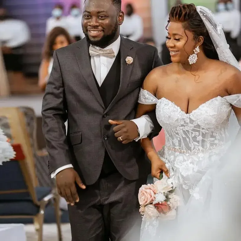 Suknie ślubne z aplikacjami z koronki na zamówienie, linia A, suknie ślubne z aplikacjami, odkryte ramiona, gorsetowy tył, rozcięcie z przodu, suknia ślubna dla panny młodej.