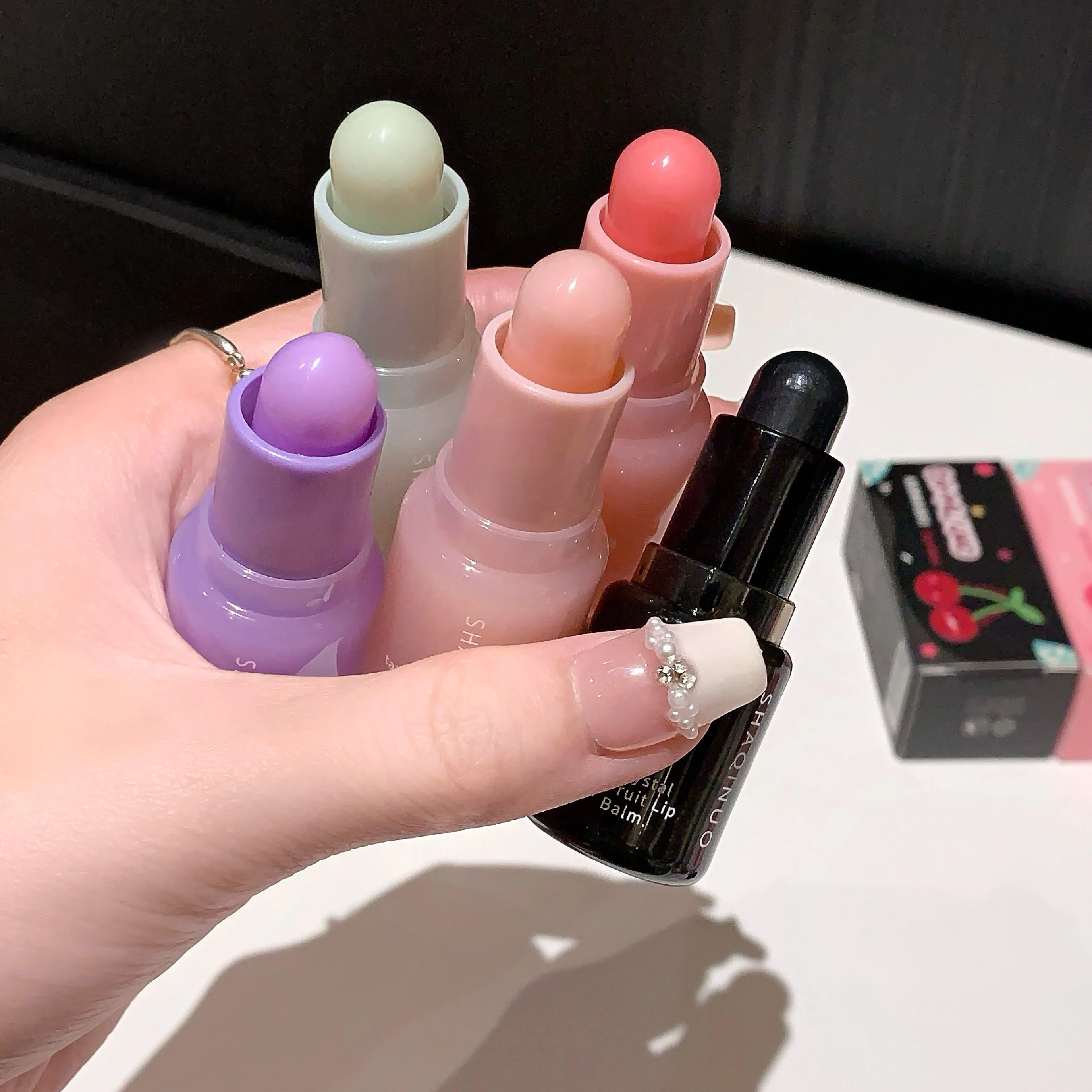 保湿フルーツリップバームペンダント、秋冬用の色付き保湿リップケア、乾燥ひび割れを防止、さわやかなフルーツフレーバー