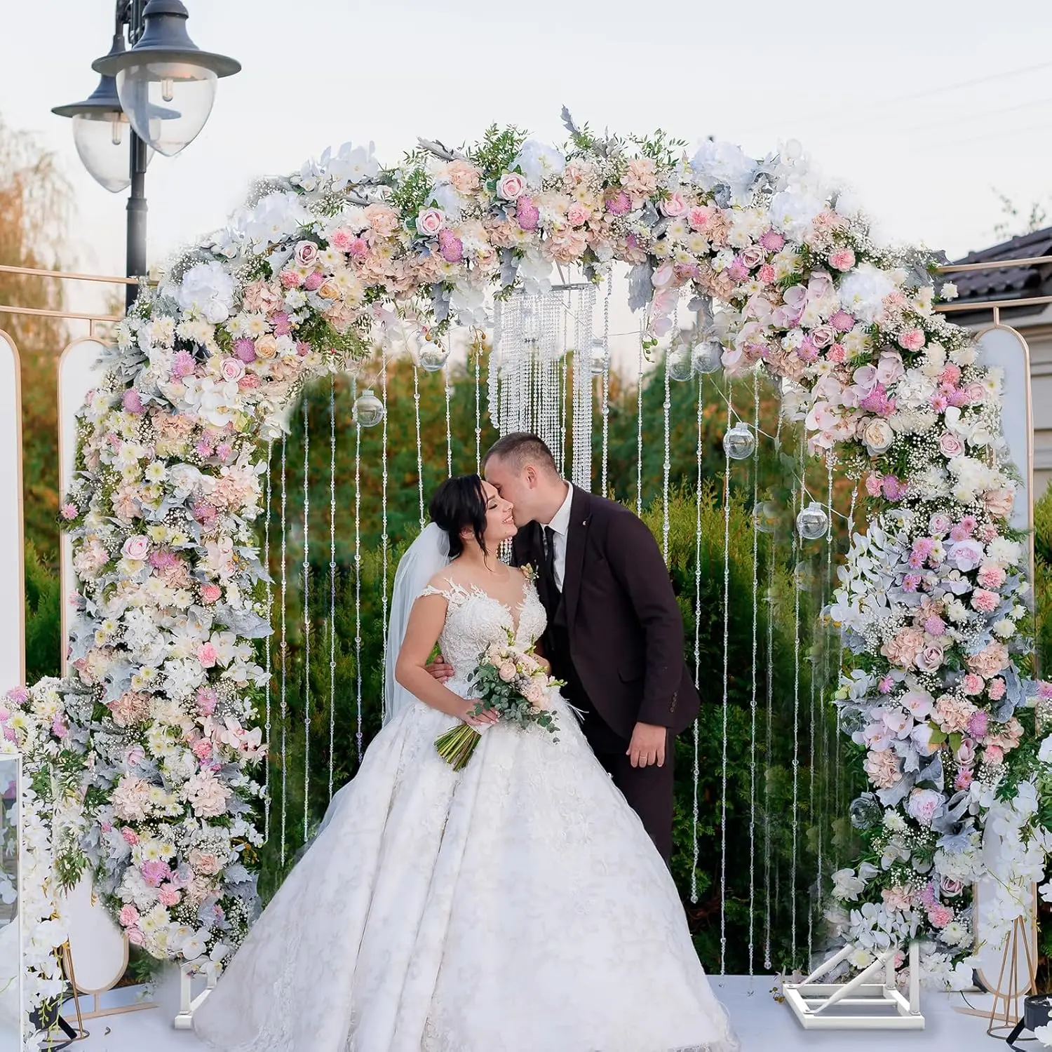 Double circular arched wedding ceremony background bracket, metal balloons used for decorating party and birthday photos