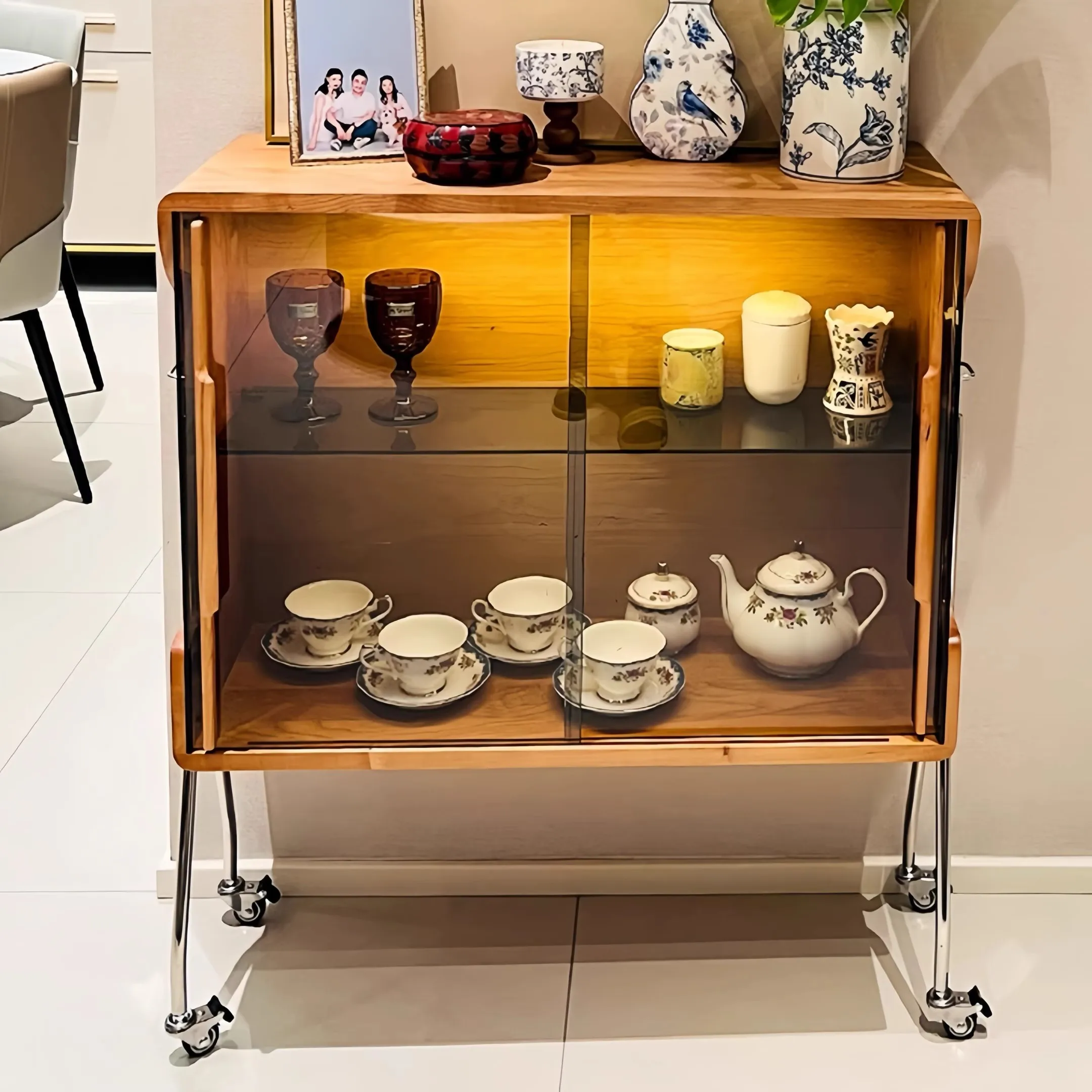 

Solid wood wine cabinet trolley can be moved and rotated