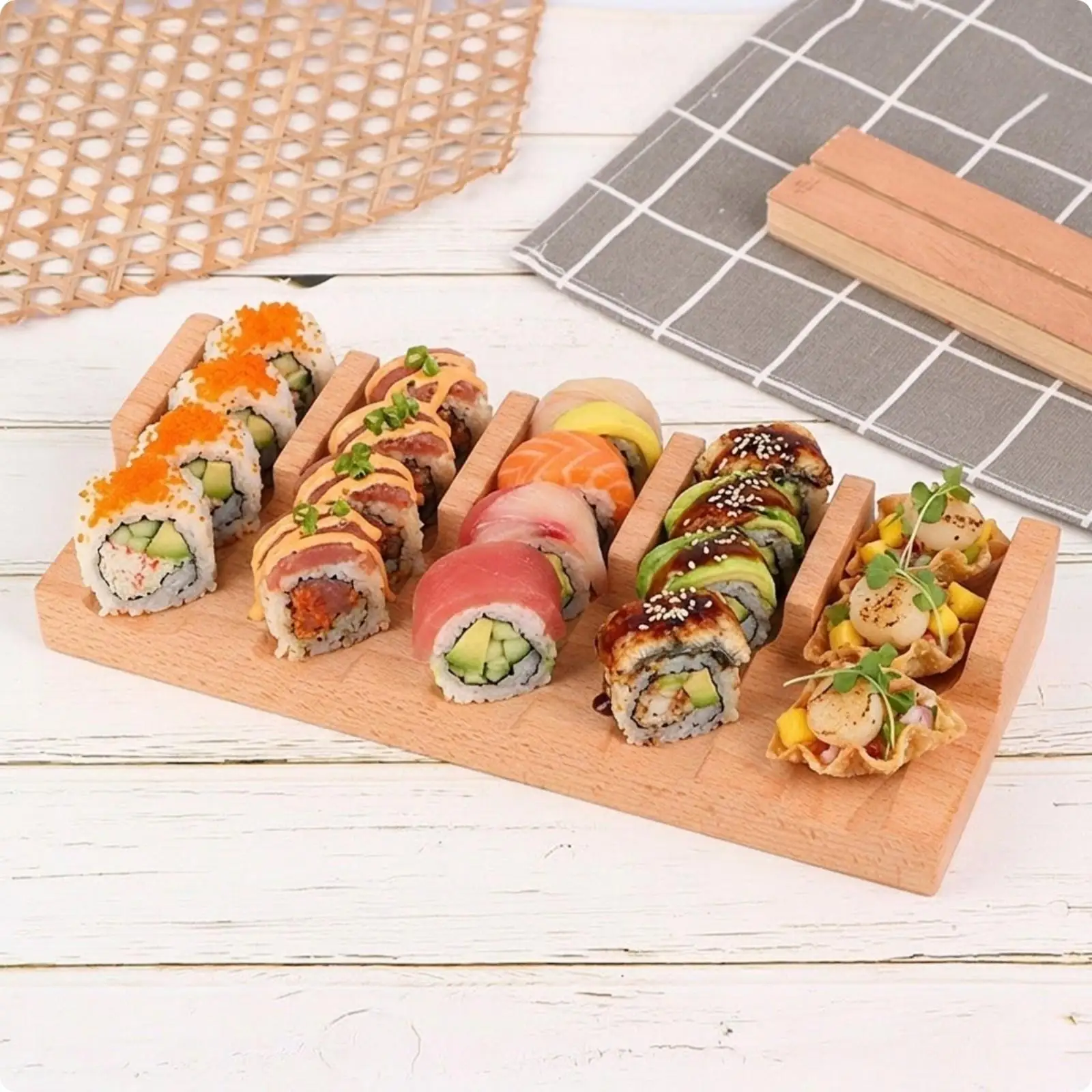 Présentoir à sushi en bois avec support pour rouleaux à la main, plateau de service, support de rouleaux de cuisine, présentoir décoratif pour une présentation créative des plats.