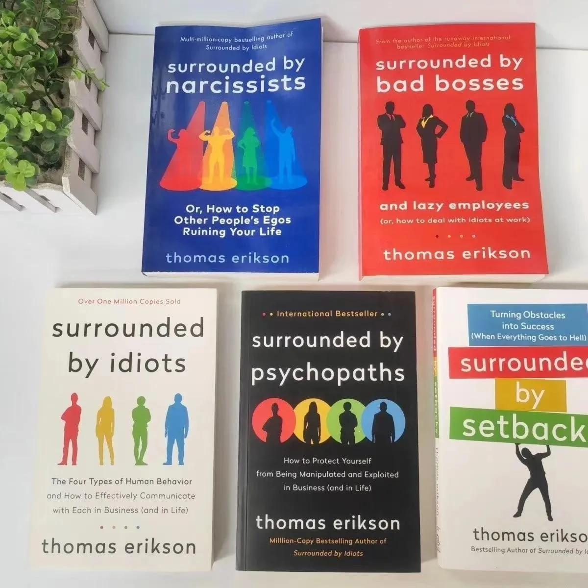 Umgeben von der 5-Buch-Serie: Idioten, Psychopathen, schlechte Chefleute, Narzissee, Lügner. 12 Millionen+ Verkaufte Exemplare Bestseller