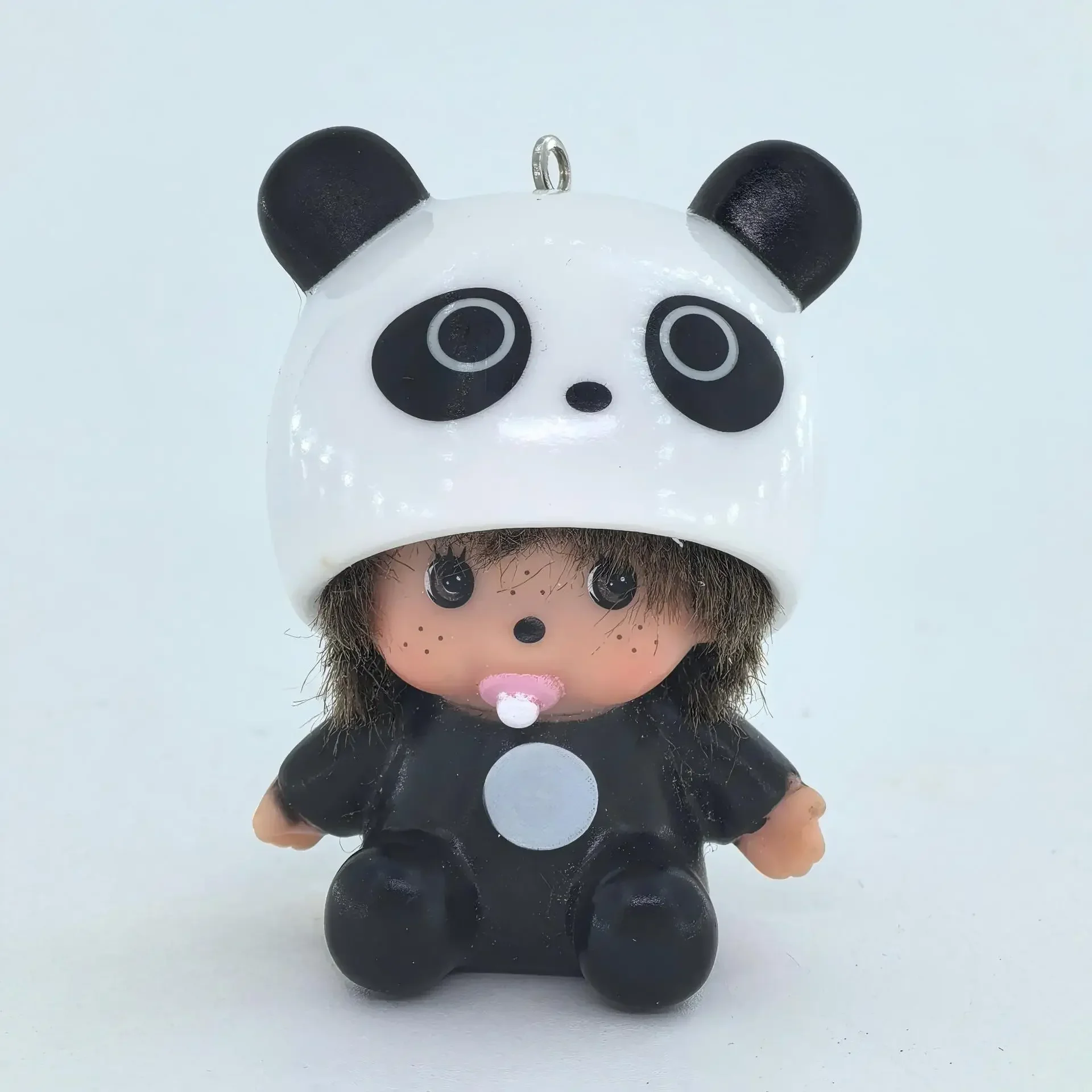 Kitty Monchhichi-Puppe mit abnehmbaren Hüten, die an Taschen gehängt werden können. Niedliche, dekorative kleine Geschenke für den Geburtstag von Paaren und zum Verschenken. – Detail 12